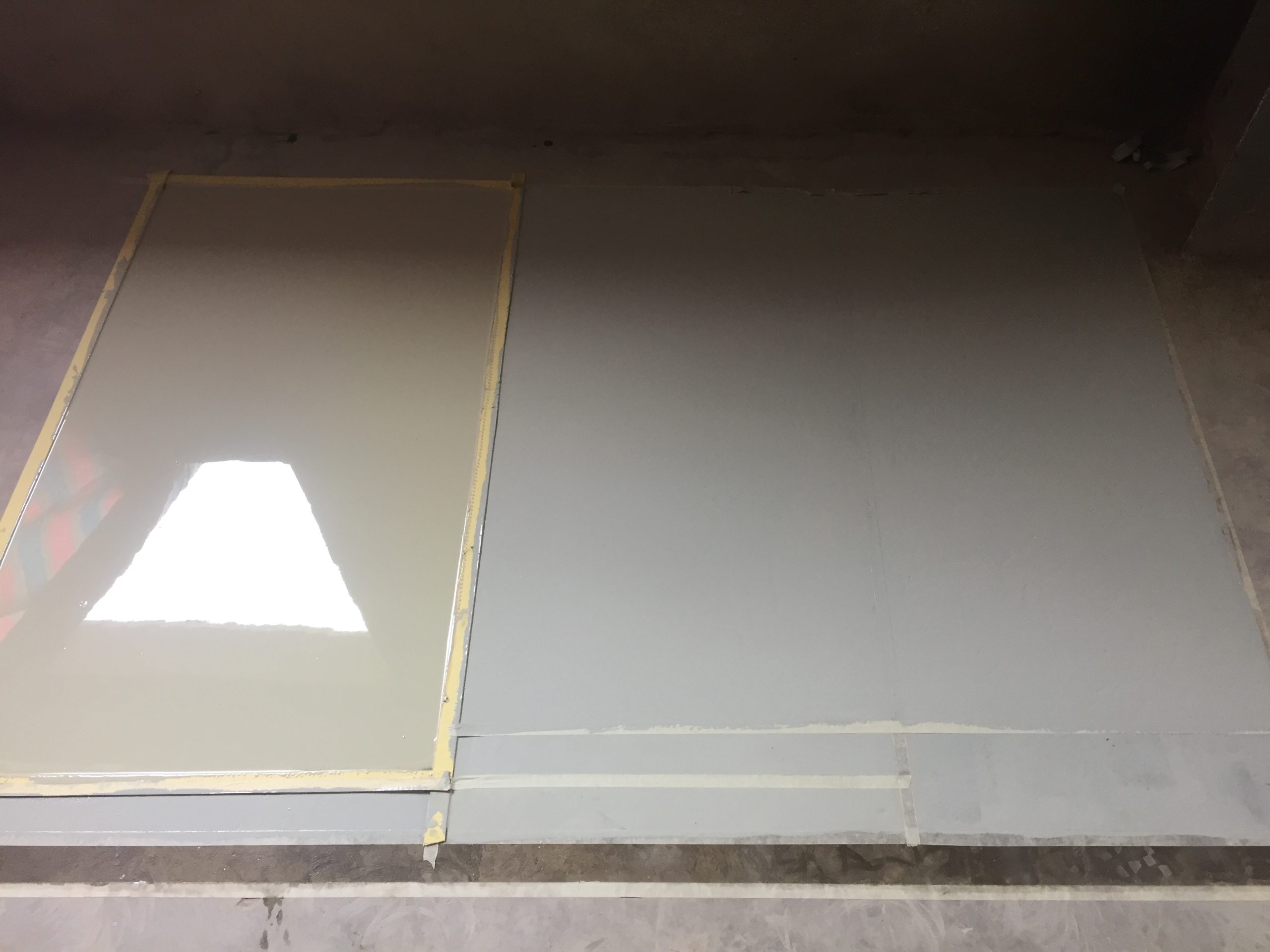 Sự khác nhau giữa thi công sơn sàn epoxy hệ lăn rulo và sơn epoxy tự san phẳng